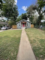 1906 Pine St in Georgetown, TX - Building Photo