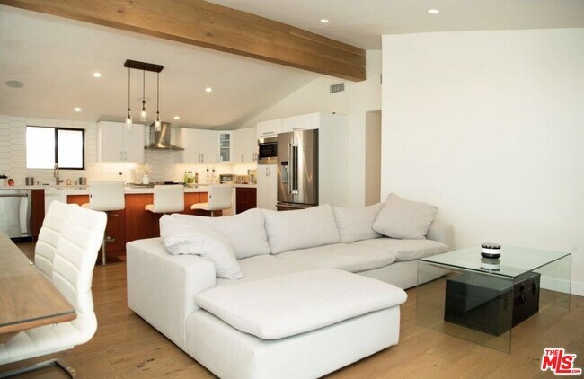 6329 Jumilla Ave in Los Angeles, CA - Building Photo - Building Photo