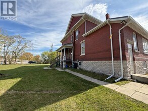 415 Davis Dr in Newmarket, ON - Building Photo - Building Photo