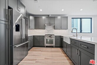 4815 Elmwood Ave-Unit -1/2 in Los Angeles, CA - Building Photo - Building Photo