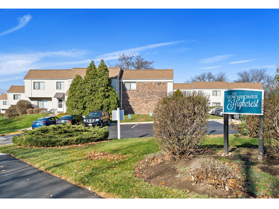 The Townhomes at Highcrest in Woodridge, IL - Foto de edificio