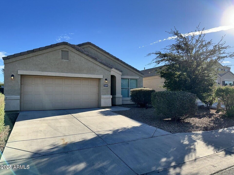 33299 N Bowles Dr in San Tan Valley, AZ - Building Photo