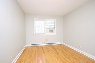 2114 Ivy Rd in Charlottesville, VA - Foto de edificio - Building Photo
