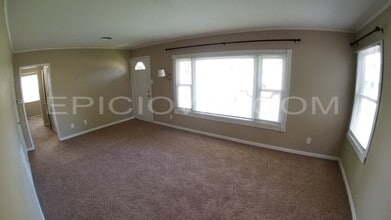 3723 G Ave NE in Cedar Rapids, IA - Building Photo - Building Photo