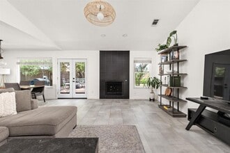8000 Treehouse Ln in Austin, TX - Building Photo - Building Photo
