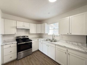 7642 Quail St in San Antonio, TX - Foto de edificio - Building Photo