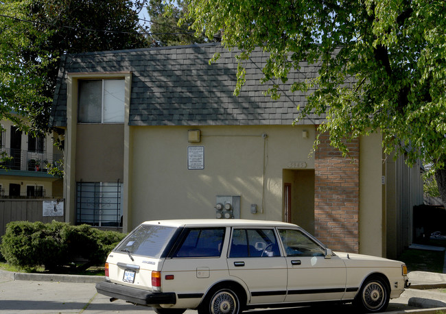 5945 Bromley Ave in Oakland, CA - Foto de edificio - Building Photo