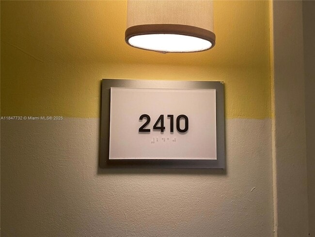 475 Brickell Ave, Unit 2410 in Miami, FL - Building Photo - Building Photo