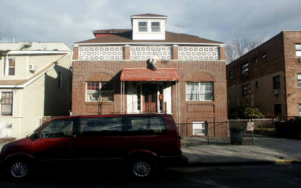 1552 Leland Ave in Bronx, NY - Building Photo