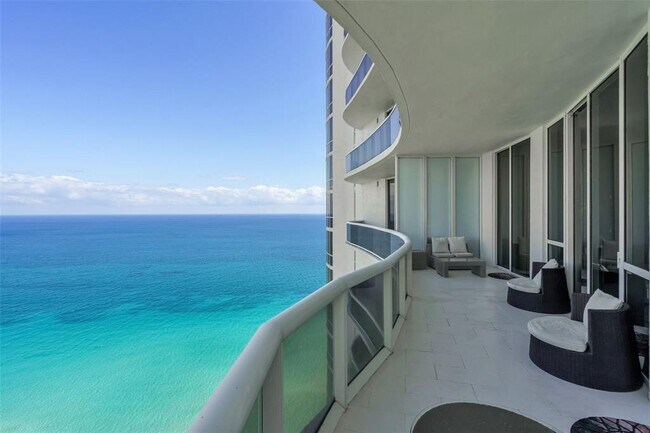 16001 Collins Ave, Unit 3202 in North Miami Beach, FL - Foto de edificio - Building Photo