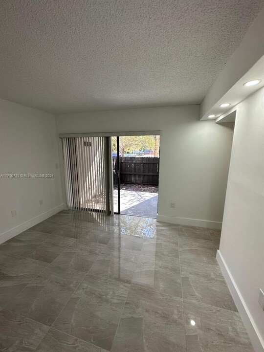 9405 Fontainebleau Blvd, Unit 109 in Miami, FL - Building Photo