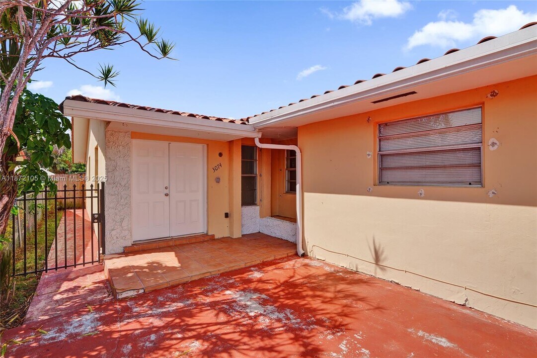 3074 SW 17th St in Miami, FL - Building Photo
