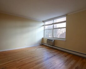 3033 N Sheridan Rd, Unit 402 in Chicago, IL - Foto de edificio - Building Photo