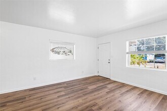 1517 Gray St S in Gulfport, FL - Foto de edificio - Building Photo