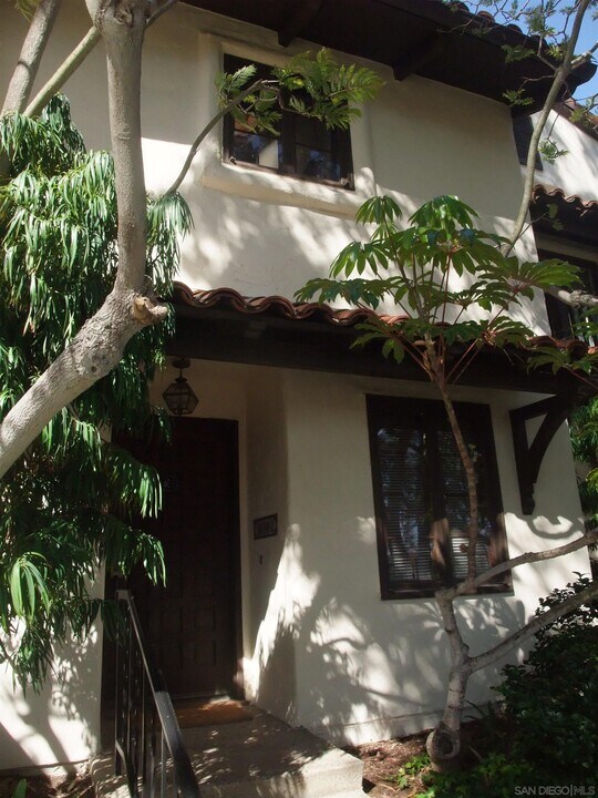 8614 Villa La Jolla Dr in San Diego, CA - Building Photo