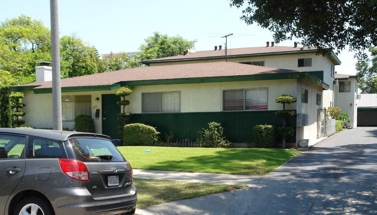 296-300 Holliston Ave in Pasadena, CA - Building Photo