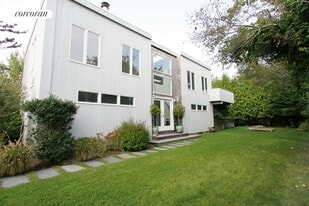 25 Rehan Ave in Montauk, NY - Building Photo