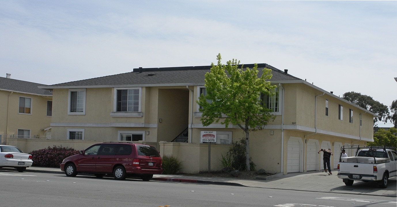 3800 Macdonald Ave in Richmond, CA - Building Photo