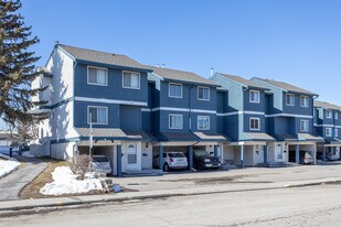 919 38 St NE in Calgary, AB - Building Photo