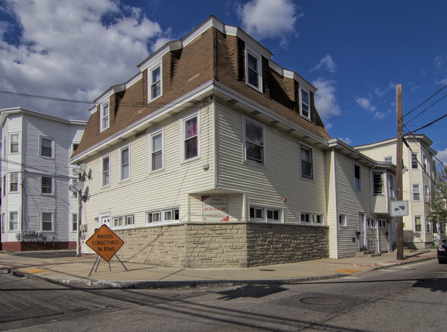 136 Summit St in Pawtucket, RI - Foto de edificio - Building Photo