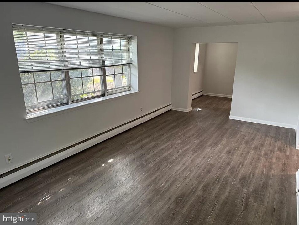 37 E Montgomery Ave in Ardmore, PA - Building Photo