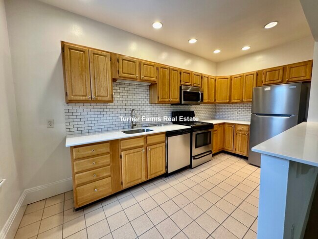 1402 Beacon St, Unit 1404-3 in Brookline, MA - Foto de edificio - Building Photo