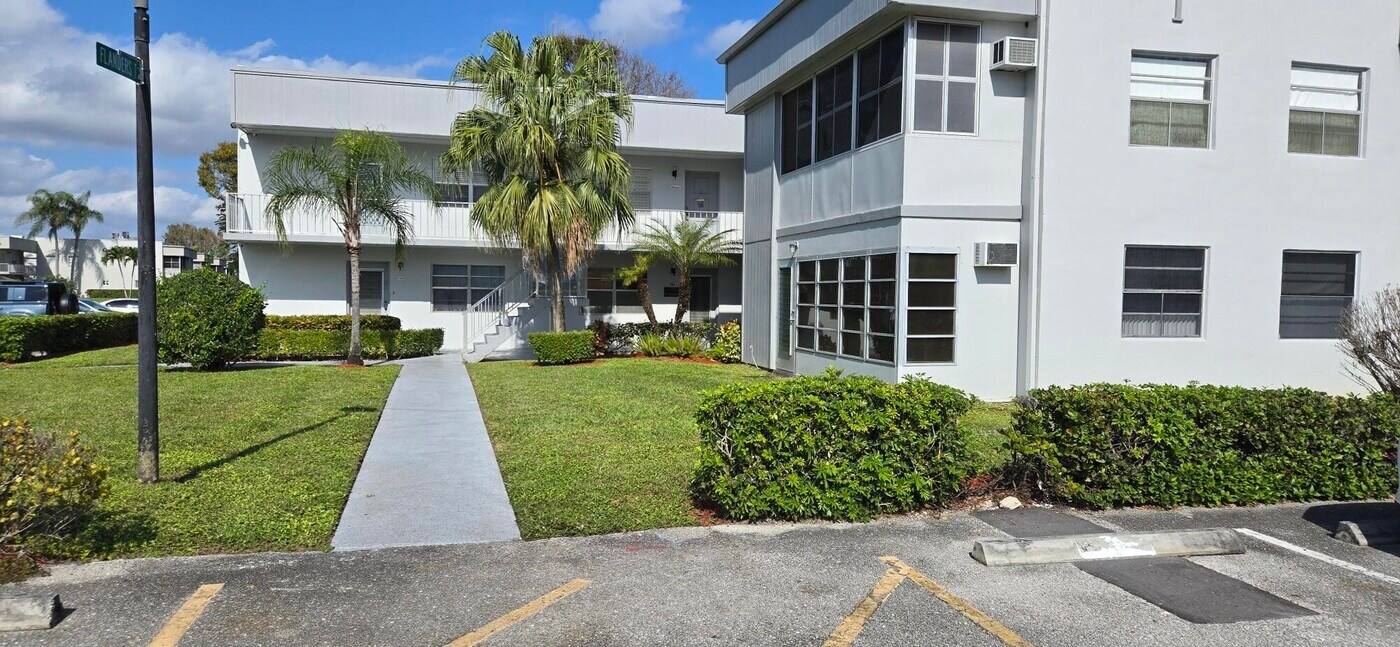 938 Flanders T in Delray Beach, FL - Building Photo