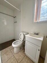 2411 1/2 N Beachwood Dr, Unit 2411 N Beachwood Dr in Los Angeles, CA - Foto de edificio - Building Photo