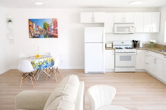 5860 Hazeltine Ave, Unit 8-2 in Los Angeles, CA - Foto de edificio - Building Photo