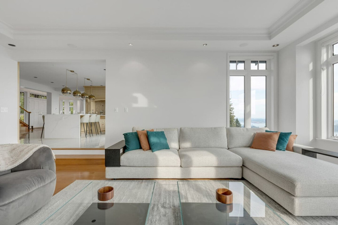 2238 Lythe Ct in West Vancouver, BC - Building Photo