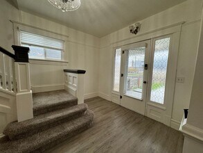 1258 SE Pine St in Roseburg, OR - Building Photo - Building Photo