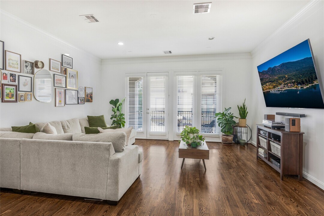 8817 Lakeshore Bend Dr in Houston, TX - Building Photo