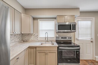 130 5th Ave in Bay Shore, NY - Building Photo - Building Photo