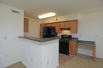 Fieldstone Apartments - Income Limits Apply in Blacksburg, VA - Foto de edificio - Building Photo