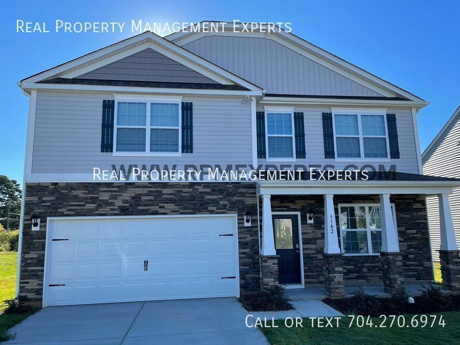 1142 Rock Haven Dr in Charlotte, NC - Building Photo