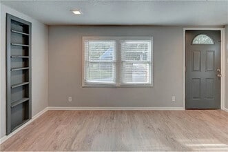 611 S Overton Ave in Independence, MO - Foto de edificio - Building Photo