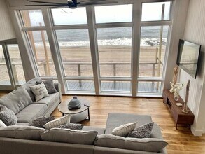 240 Wilmot Rd in Islip, NY - Building Photo - Building Photo