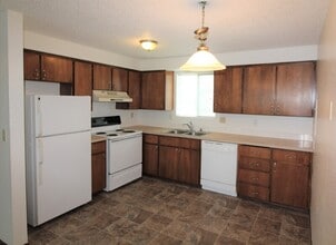 31 N 46th Ave in West Richland, WA - Building Photo - Building Photo