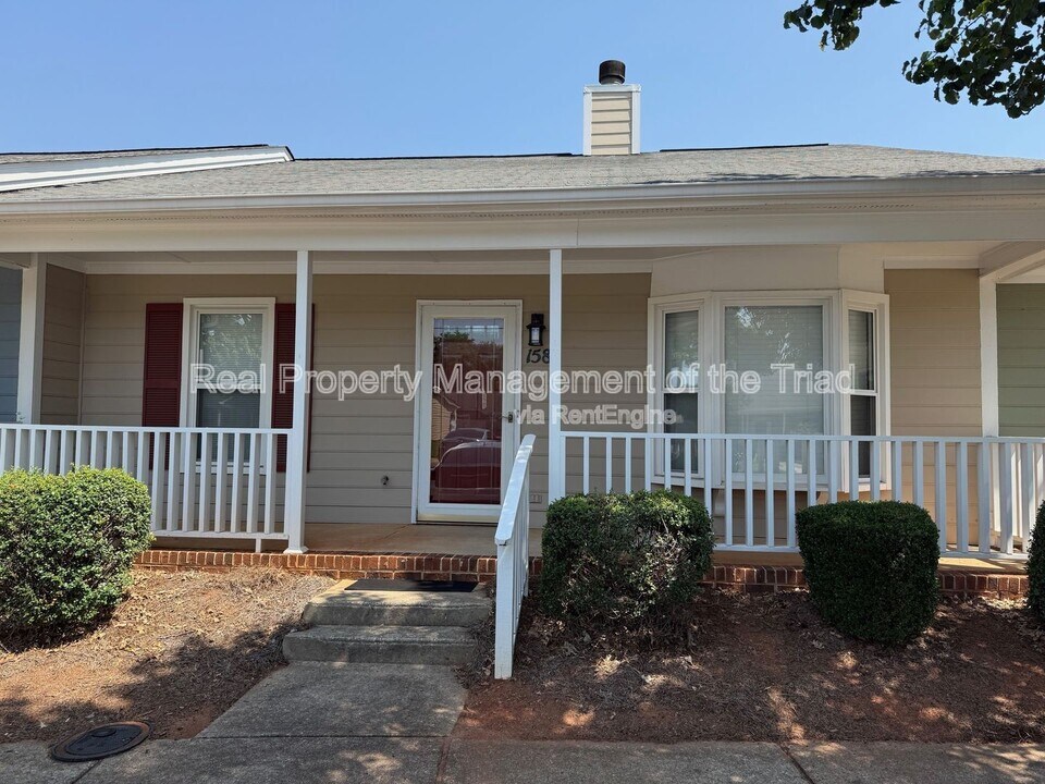 814 Guilford College Rd in Greensboro, NC - Building Photo