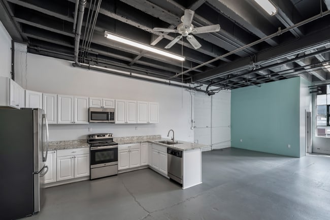 6221 Hollis St in Emeryville, CA - Building Photo - Building Photo