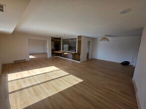 612 Acacia Cir in Lyndhurst, OH - Building Photo - Building Photo