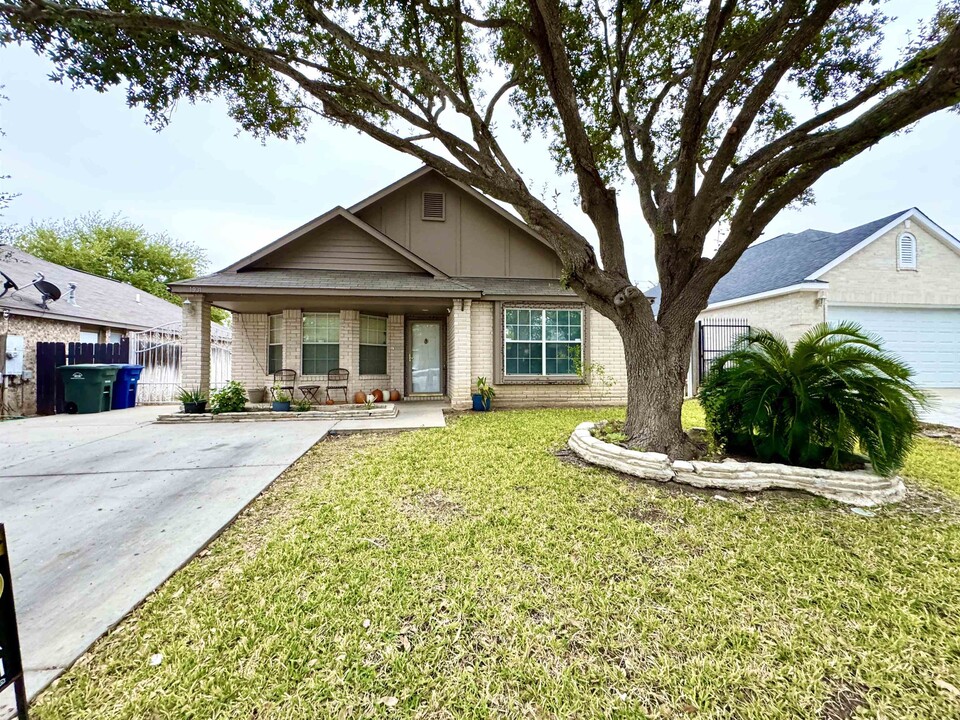 1931 Yukon Ln in Laredo, TX - Foto de edificio