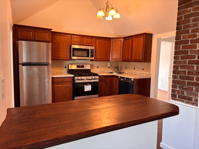 136 5th Ave, Unit 2 in Bay Shore, NY - Building Photo - Building Photo
