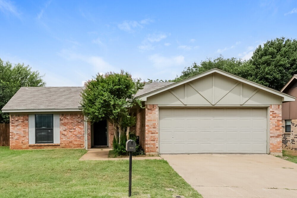 1812 Hunting Green Dr in Fort Worth, TX - Building Photo
