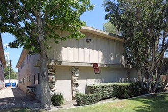 11661 Stuart Dr in Garden Grove, CA - Foto de edificio - Building Photo