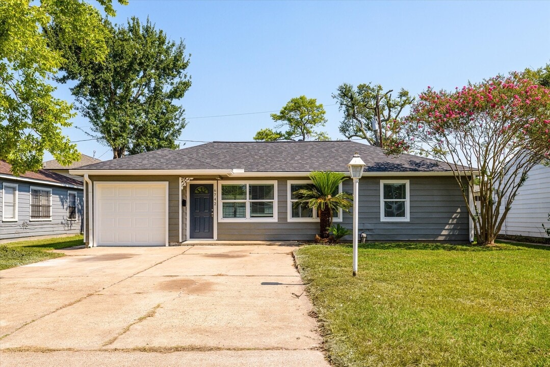 6742 Feldspar St in Houston, TX - Building Photo
