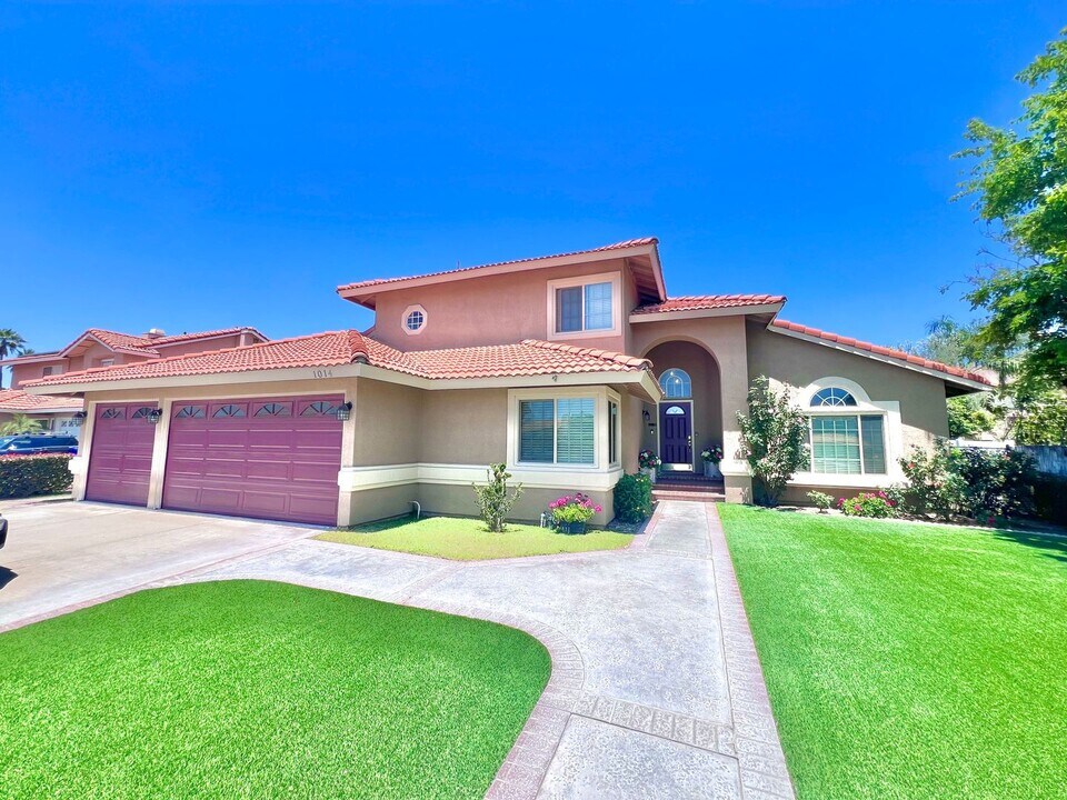 1014 W Jackson St in Rialto, CA - Building Photo