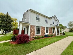 42484 Saratoga Rd in Canton Township, MI - Building Photo - Building Photo
