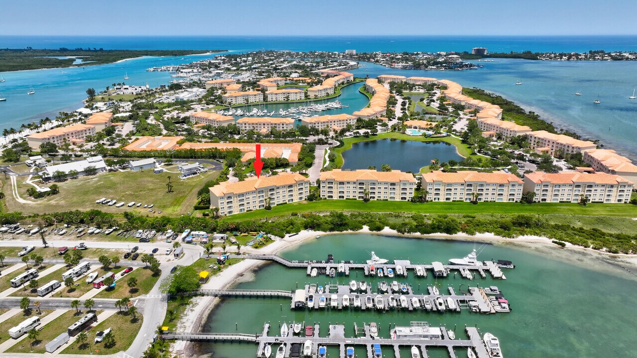 34 Harbour Isle Dr W in Fort Pierce, FL - Building Photo