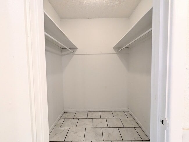 234 E Greenfield Dr in Wake Village, TX - Building Photo - Building Photo